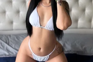 Sexy Latina visiting the city,... - Image 4